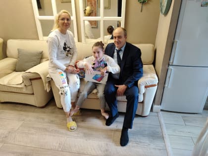В рамках акции "Елка желаний" Юрий Крячко вручил подарок юной жительнице Пензы