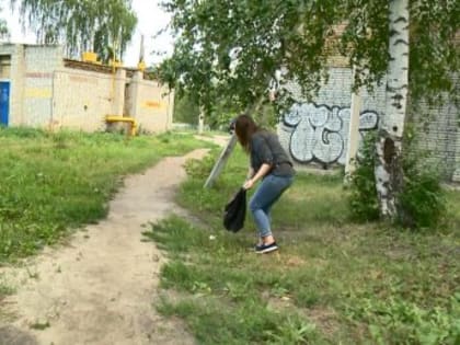 В Пензе активистка занялась уборкой мусора с тропинок