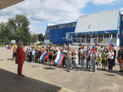 «Белый, синий, красный цвет – символ славы и побед»