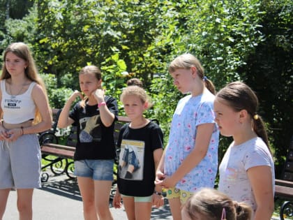 В пункте временного размещения молодогвардейцы провели развлекательные мероприятия для детей