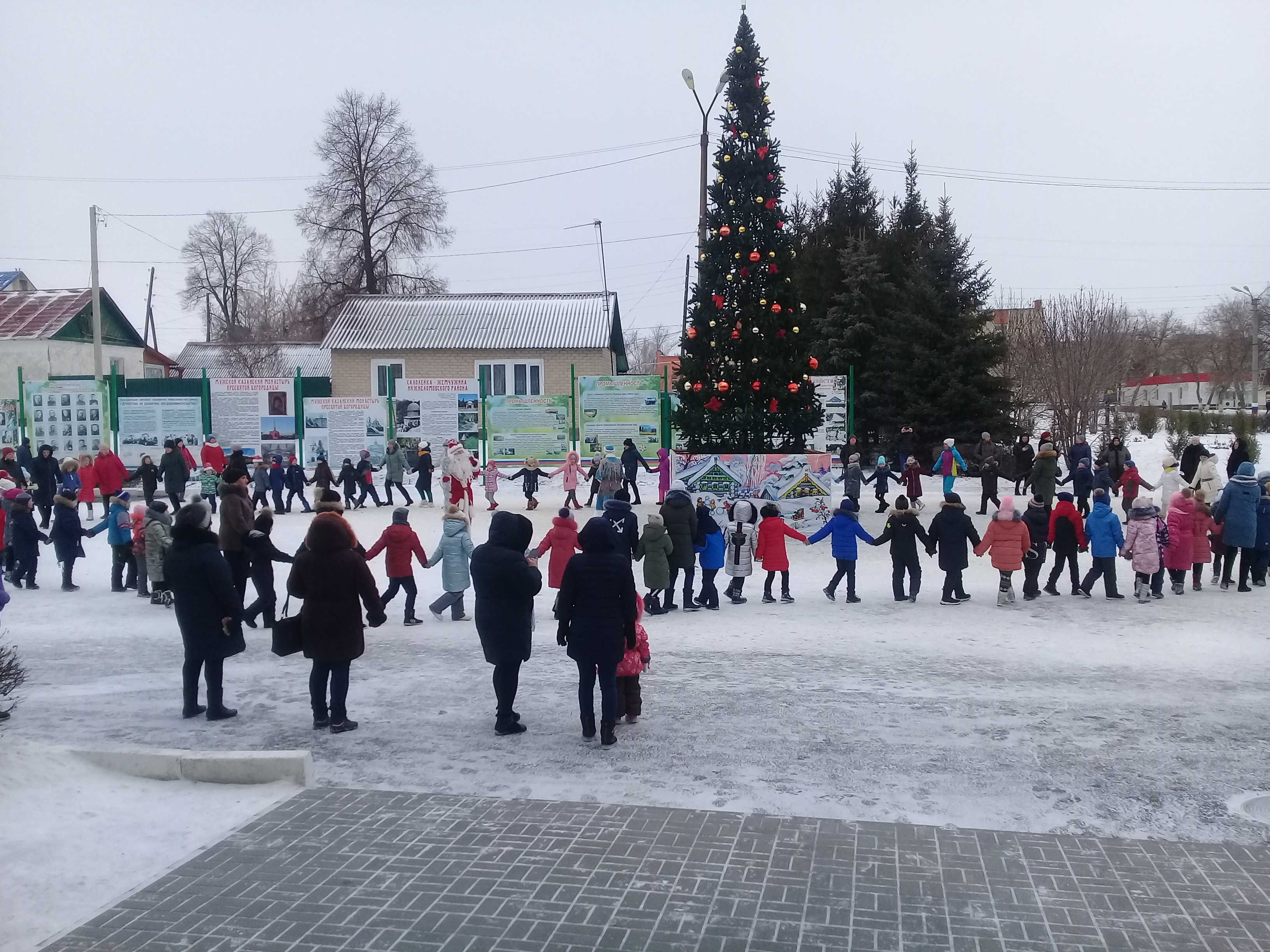 Погода в ломовом на 10 дней. Елка Нижний Ломов. Новогодняя елка в Нижнем Ломове. Центральная ёлка Наровчат. Рп5 Нижний Ломов.