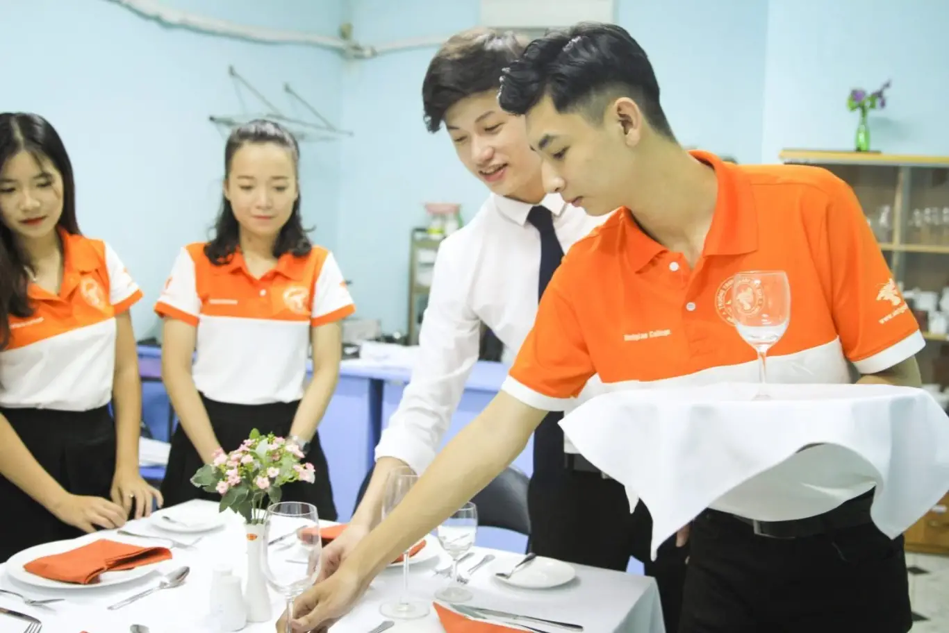 Ưu và nhược điểm của việc học đại học so với làm bằng đại học