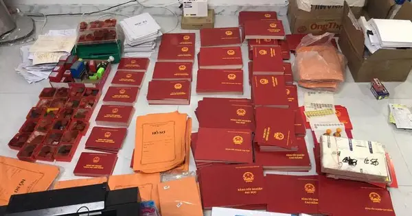 Làm bằng giả phôi thật - Mua bằng đại học giả uy tín