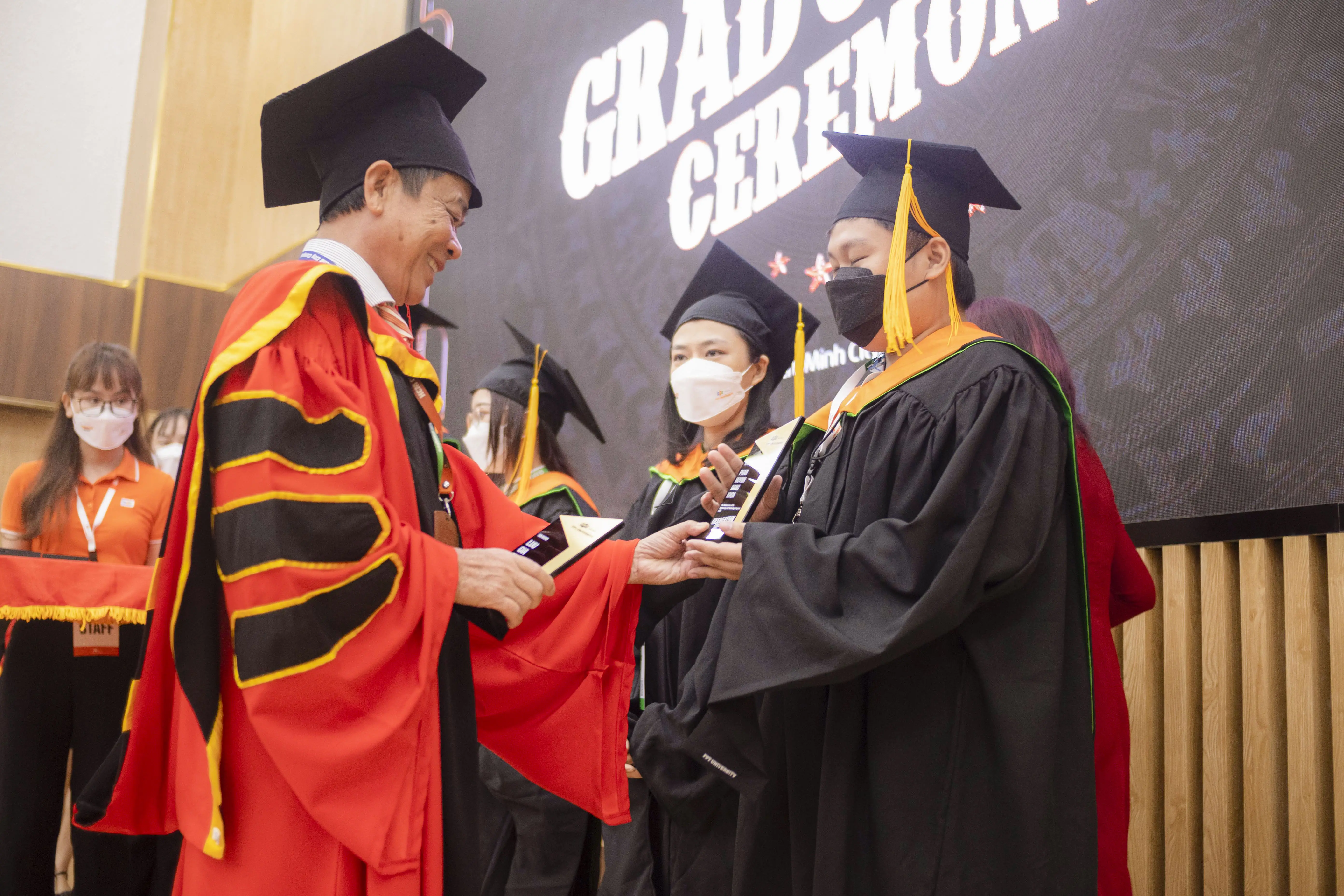 Làm bằng đại học FPT uy tín - Giá rẻ - Hồ sơ gốc - Tem phôi thật
