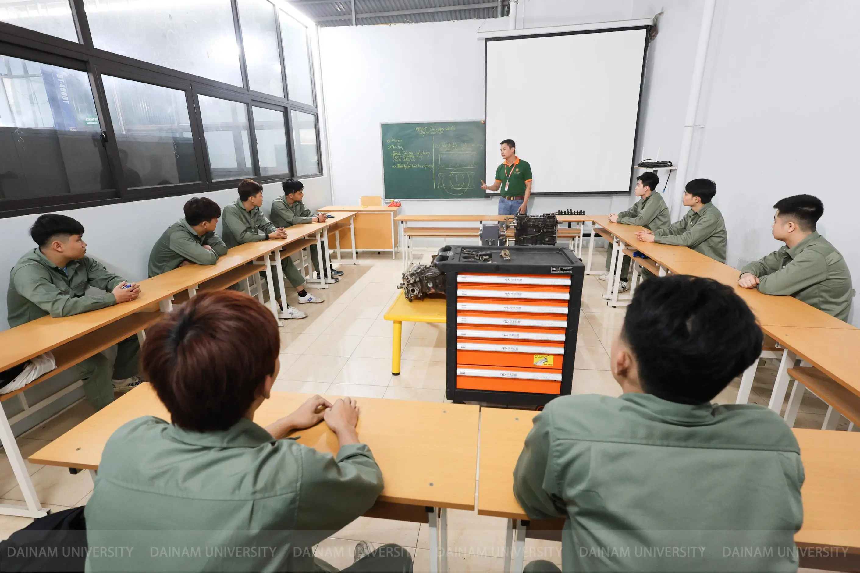 Tại sao không nên học đại học? Liệu có phải con đường duy nhất để thành công?