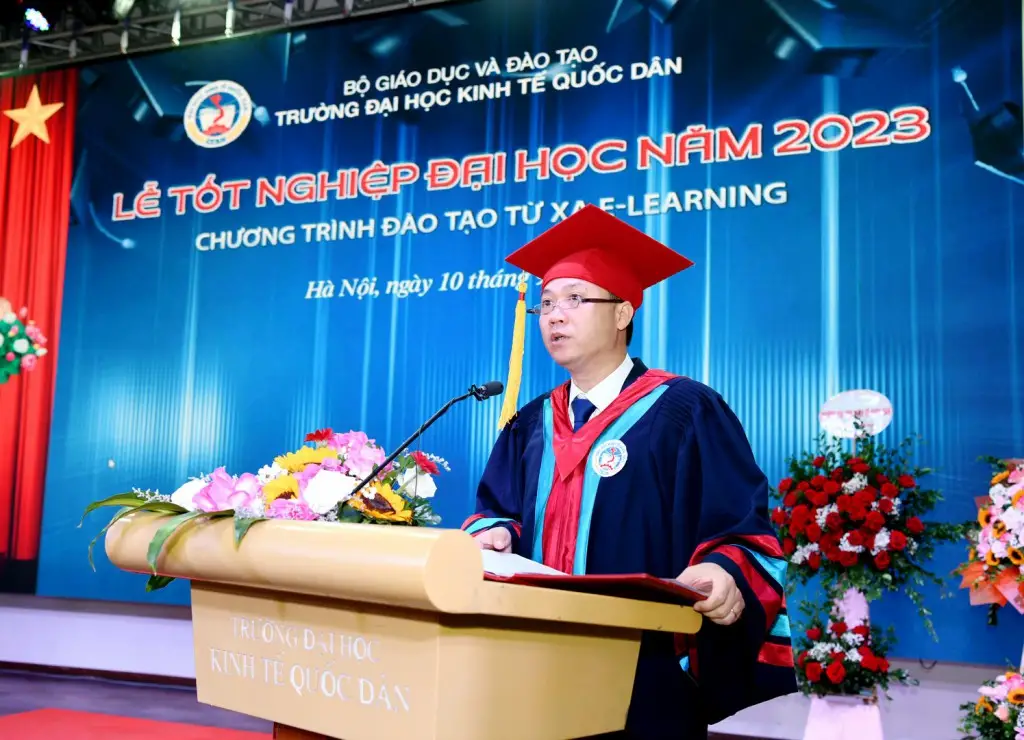 Làm Bằng Đại Học Từ Xa Ngành Quản Trị Kinh Doanh Giá Rẻ - Bí Kíp Chọn Lựa Thông Minh