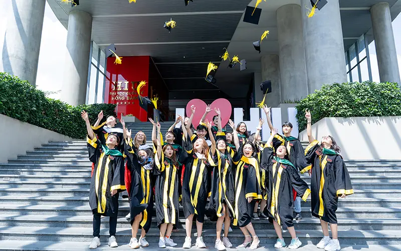 Làm Bằng Đại Học Từ Xa Ngành Quản Trị Kinh Doanh Giá Rẻ - Bí Kíp Chọn Lựa Thông Minh