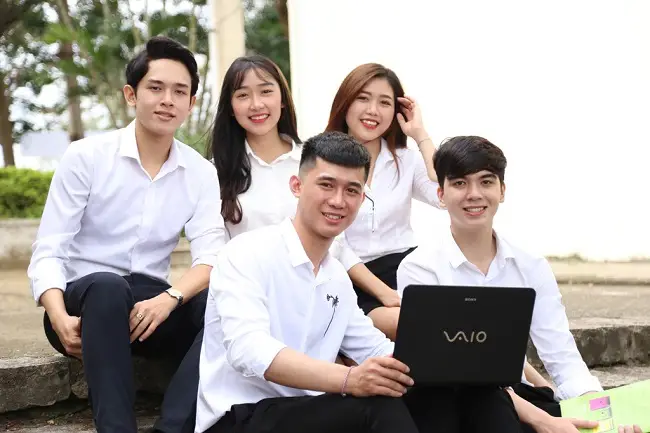 Làm Bằng Đại Học Từ Xa Ngành Quản Trị Kinh Doanh Giá Rẻ - Bí Kíp Chọn Lựa Thông Minh