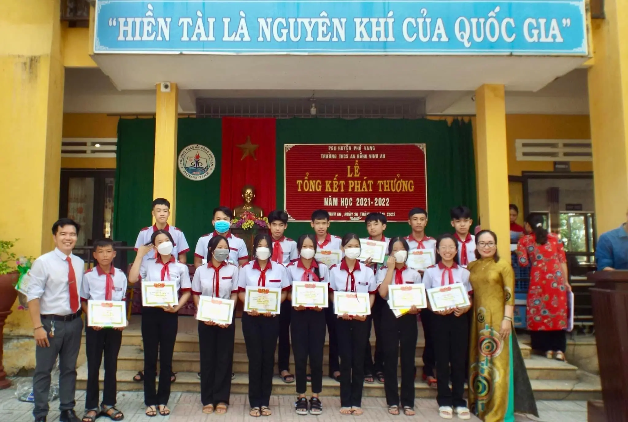 Liên hệ tư vấn để mua bằng cấp 2 tại Làm Bằng VIP