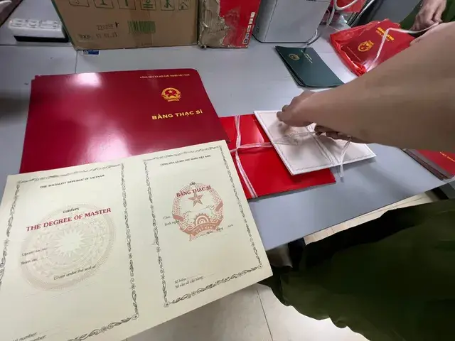 Làm bằng đại học giả