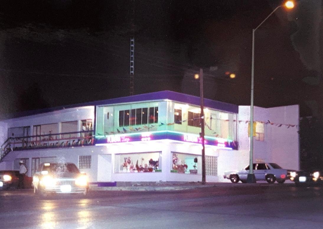 Local de noche en los 90s
