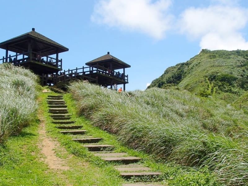 This full day excursion we'll hike along the historic Caoling Trail.