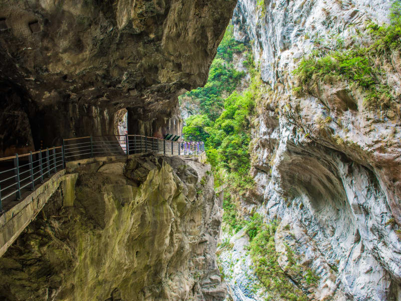 Day 2: Explore the magnificent landscape of Taroko Gorge by car and foot