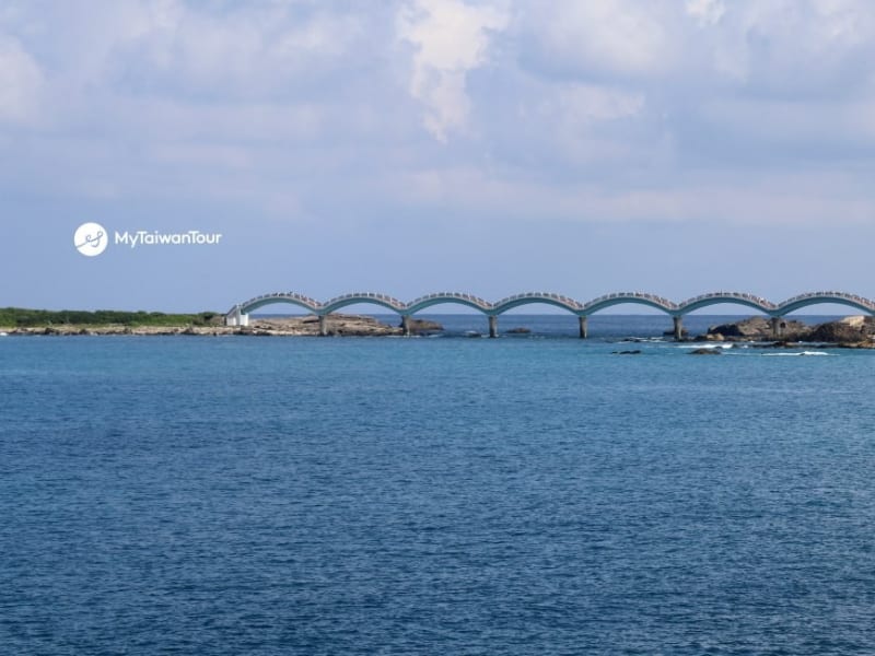 Day 2: Hike in Sanxiantai, whose long arched footbridge connects the rocky coast with a neighboring island. 