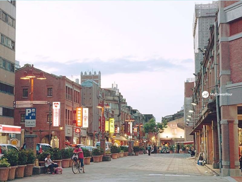 Explore historical Dadaocheng