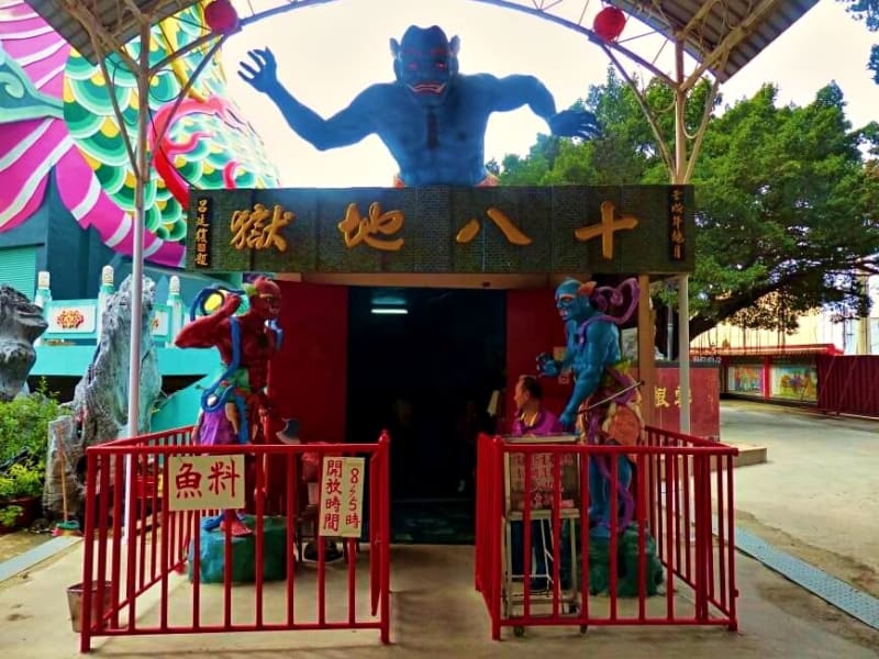 Take an interactive journey through the Taoist 18 levels of hell with animatronics and lively displays.