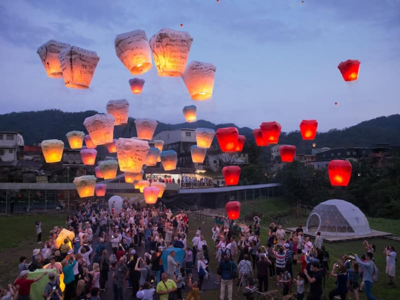 Release sky lanterns with the group