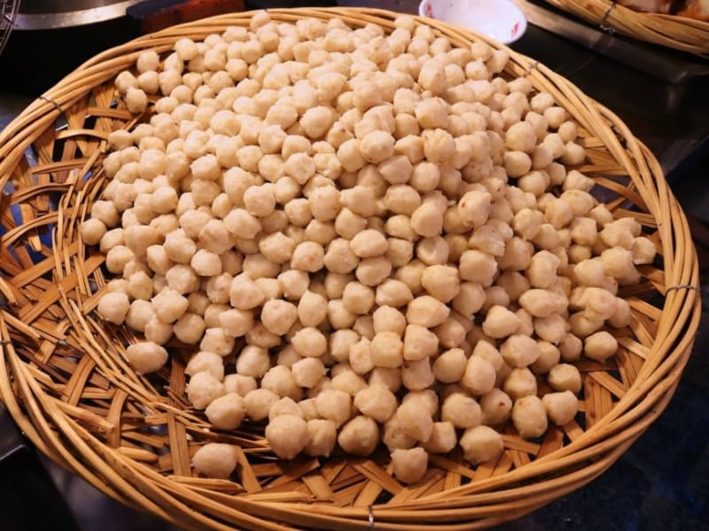 Try local food in Jiufen old street.