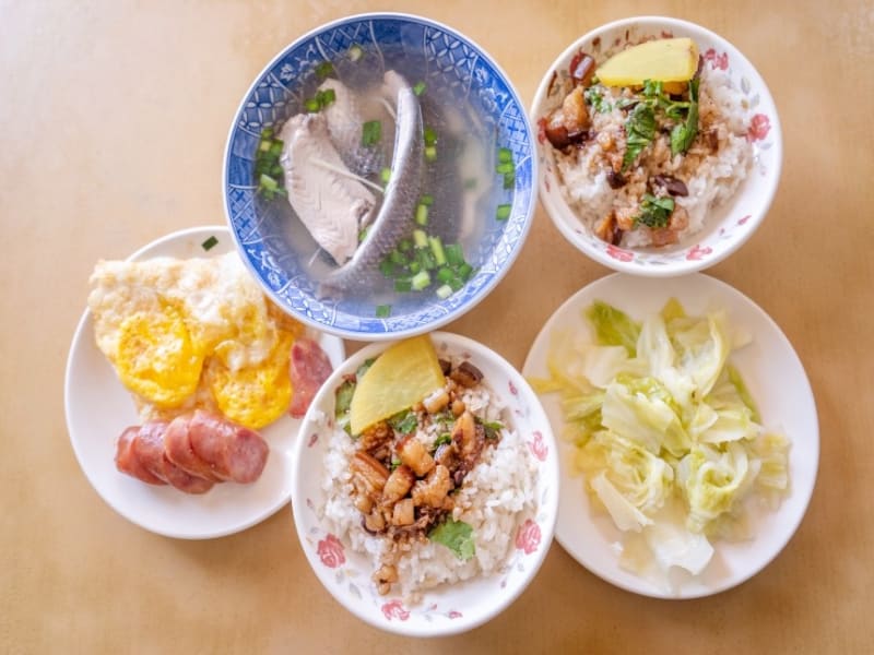 ご当地料理サバヒーのお粥を味わう