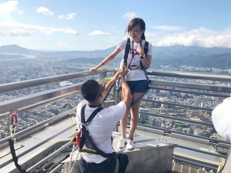 Marry propose on top of Taipei 101