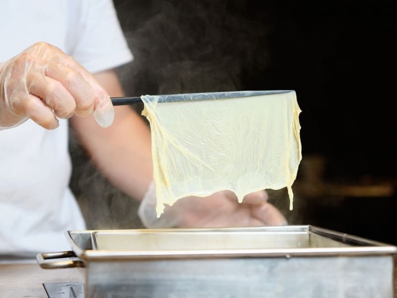 現地の職人から湯葉作りを学びます