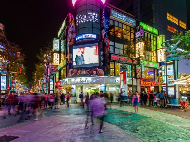 End the day amongst the hustle and bustle of Ximending