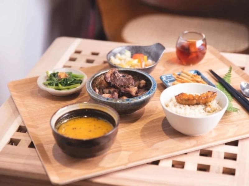 台湾茶を使った料理を味わう
