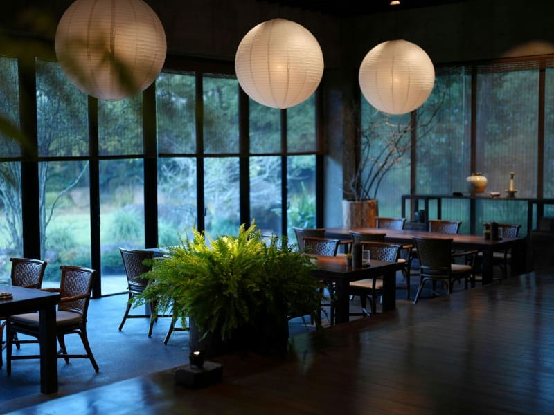 Lantern-lit dining inside a secluded garden retreat © Chunyu Yuanzi
