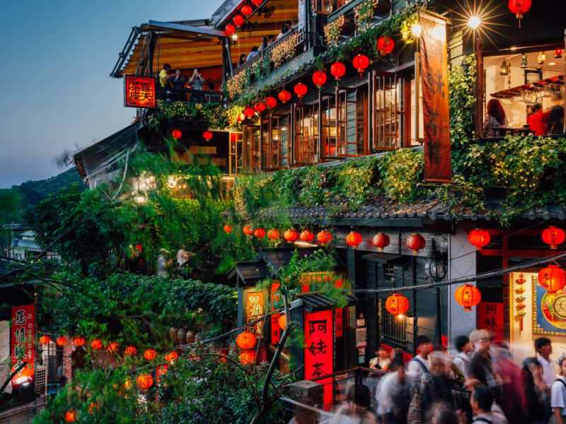 ▴ Day 1: Wander the lantern-lit stairways and nostalgic charm of Jiufen Old Street