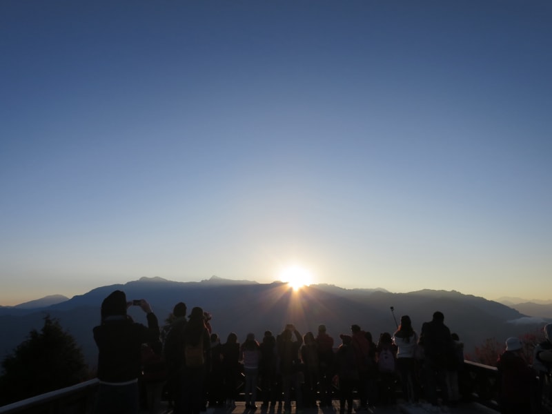 ▴ Day 5: Enjoy the sunrise in Alishan, for it’s only at this time of day that you’ll be treated to a view of the “sea of clouds."