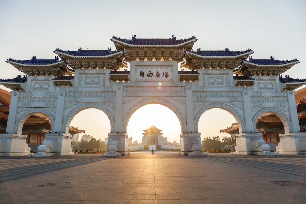 Learn about the history of Chiang Kai Shek Memorial Hall from your knowledgeable tour guide 