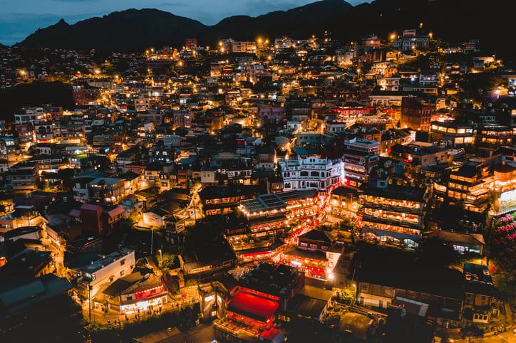 Night in Jiufen: discover the wonder and the mystery of red lantern