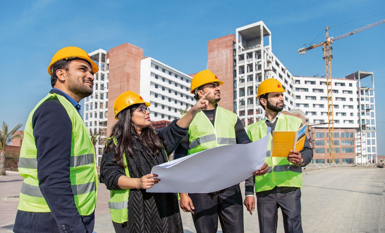 Panorámica industrial con infraestructura y operación a gran escala
