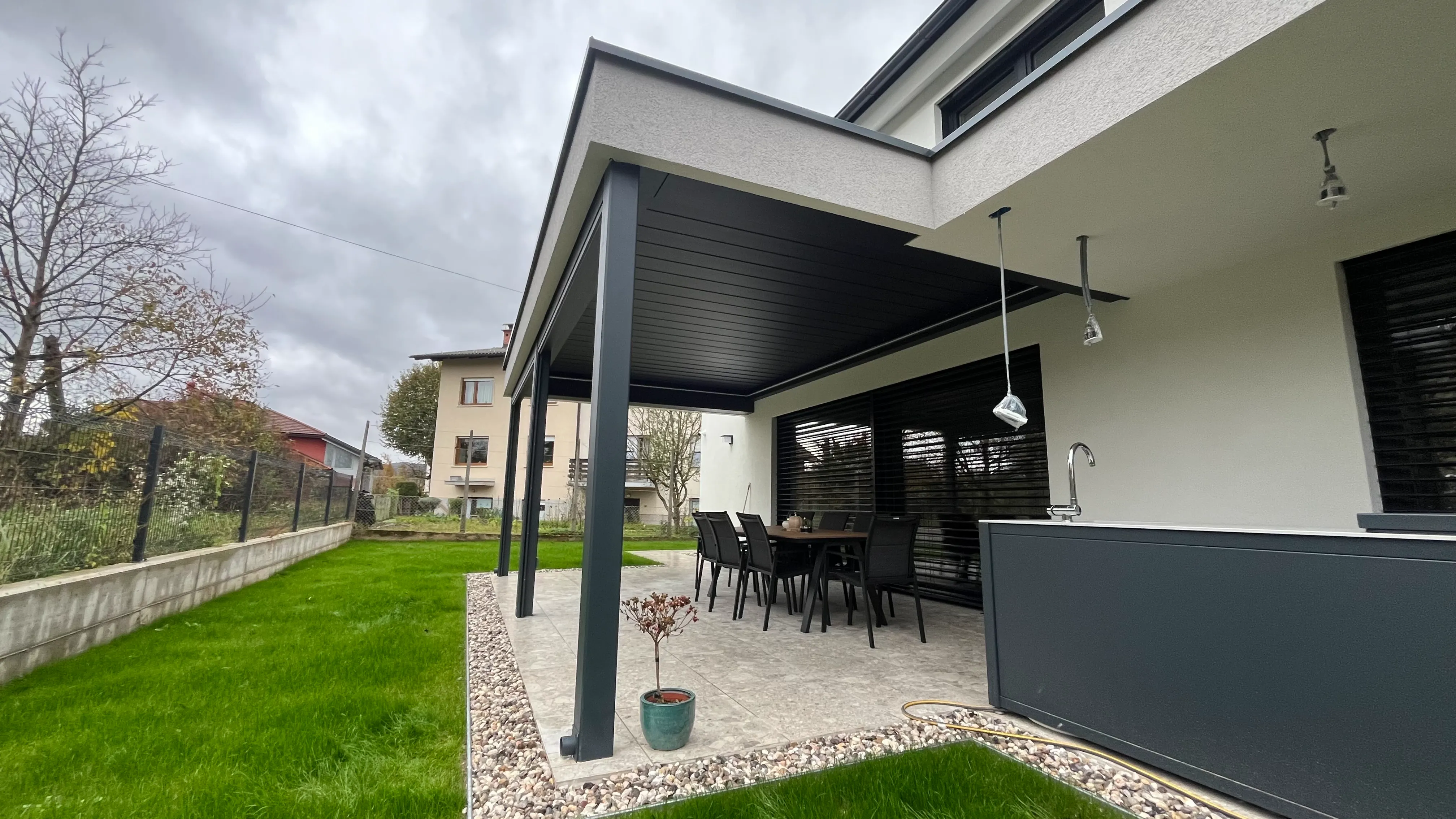 Objekt S: Pergola pripeta na fasado v Ljubljani (2025) | SOLIMAT
