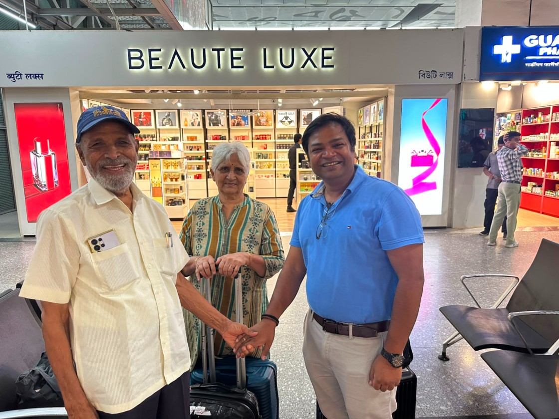 Mr. Prashant Kumar (2005-2009 Batch) met Dr Y. A. Kawade Sir and Dr Shakuntala Lomte Mam at Kolkata airport