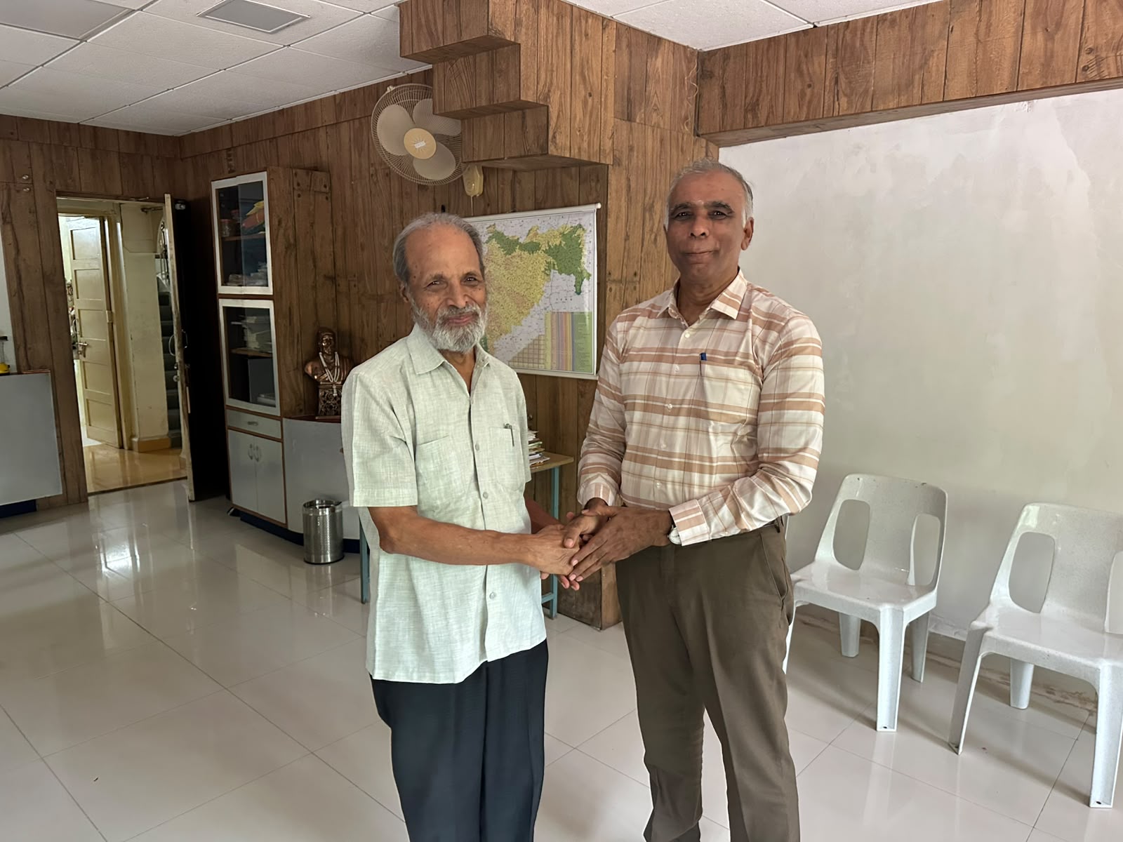 Mr. A. Ram Gopal, a 1990 alumnus (Production Engineering) from Hyderabad, met President Dr. Y. A. Kawade.