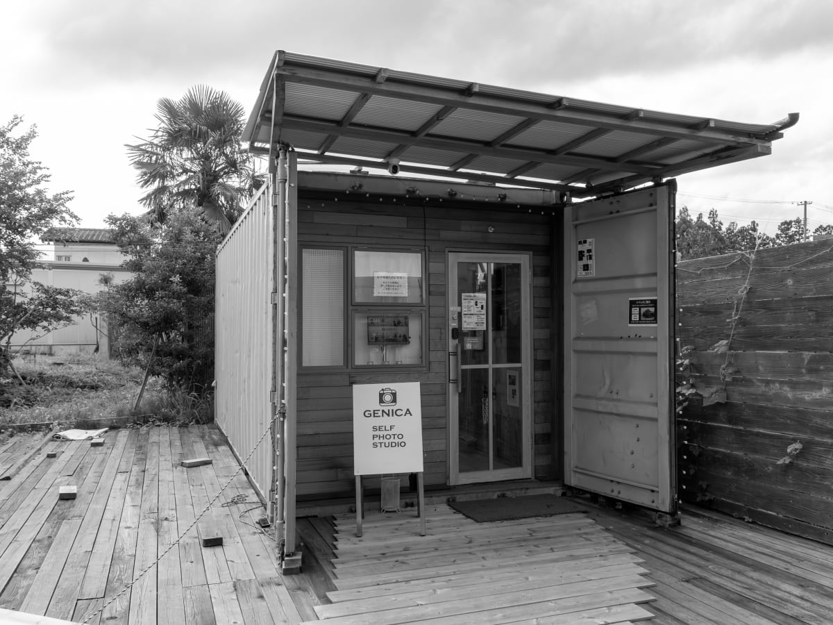 セルフ写真館GENICAの外観。海上コンテナを改装した店舗の入口