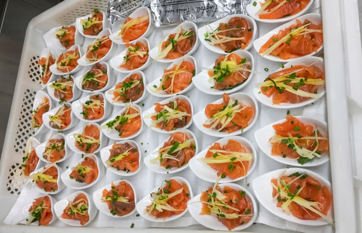 Tavolo catering con finger food e presentazione curata