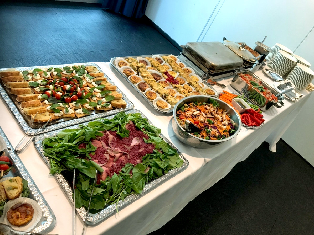 Buffet in cantina con selezione di antipasti e vini