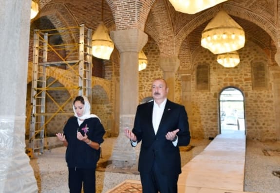 Prezident və Birinci xanım Şuşada