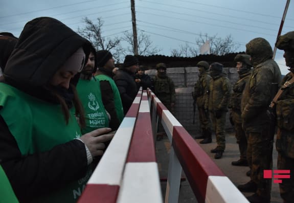 Aksiyaçılardan sühlməramlılara “Sarı Gəlin” sürprizi - VİDEO