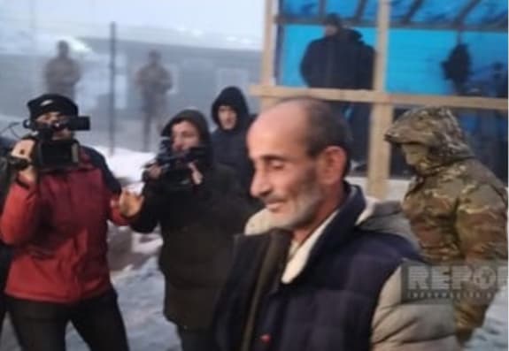 Hərbçilərimizdən kömək istəyən erməni sülhməramlılara təhvil verildi - VİDEO