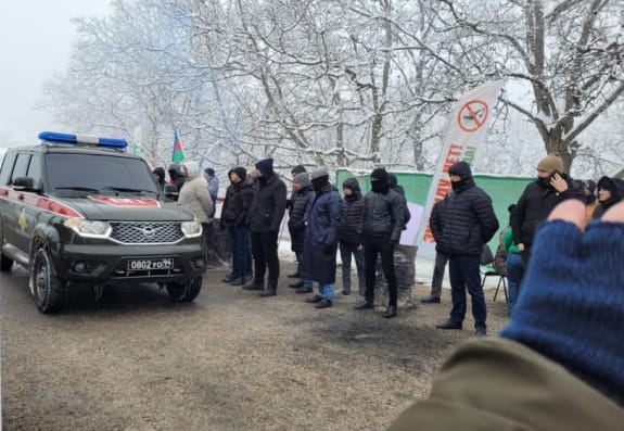 Sülhməramlılara məxsus daha iki avtomobil aksiya ərazisindən sərbəst keçib