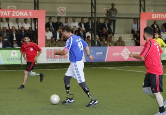 Əlilliyi olan hərbçilər futbol meydançasında VİDEO