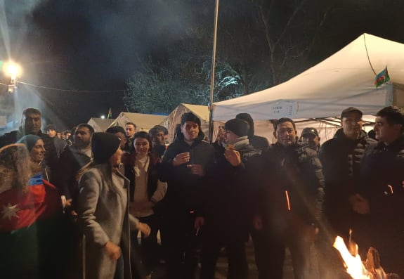 XANKƏNDİ YOLUNDA BAYRAĞIMIZIN YENİLƏNMƏ ANI - VİDEO