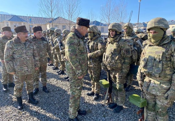 Baş Qərargah rəisi Ermənistanla sərhədə gedib (FOTO)