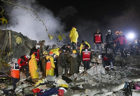 TÜRKİYƏDƏ ZƏLZƏLƏ QURBANLARININ SAYI 3 MİNƏ ÇATIR