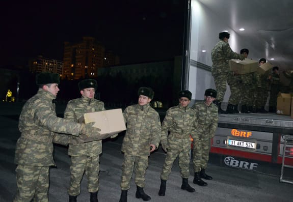 Hərbçilərimiz Türkiyəyə yardım göndərdi