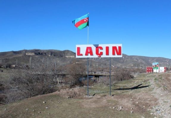 Laçında bir neçə hakim yüksəklik, əsas və yardımçı yollar nəzarətə götürülüb