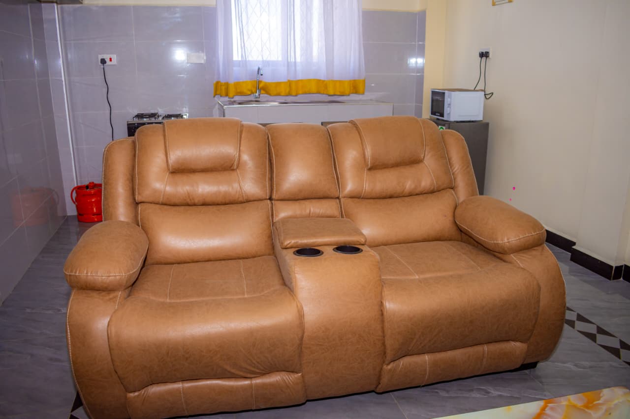 Master bedroom of Executive Studio Airbnb Along Namanga Road (Quiver Lounge Area), Kitengela